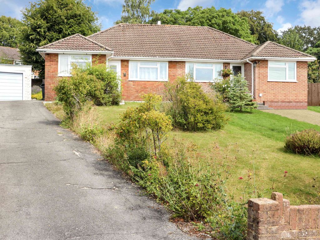 3 bed semidetached bungalow for sale in Downsway, Salisbury SP1, £