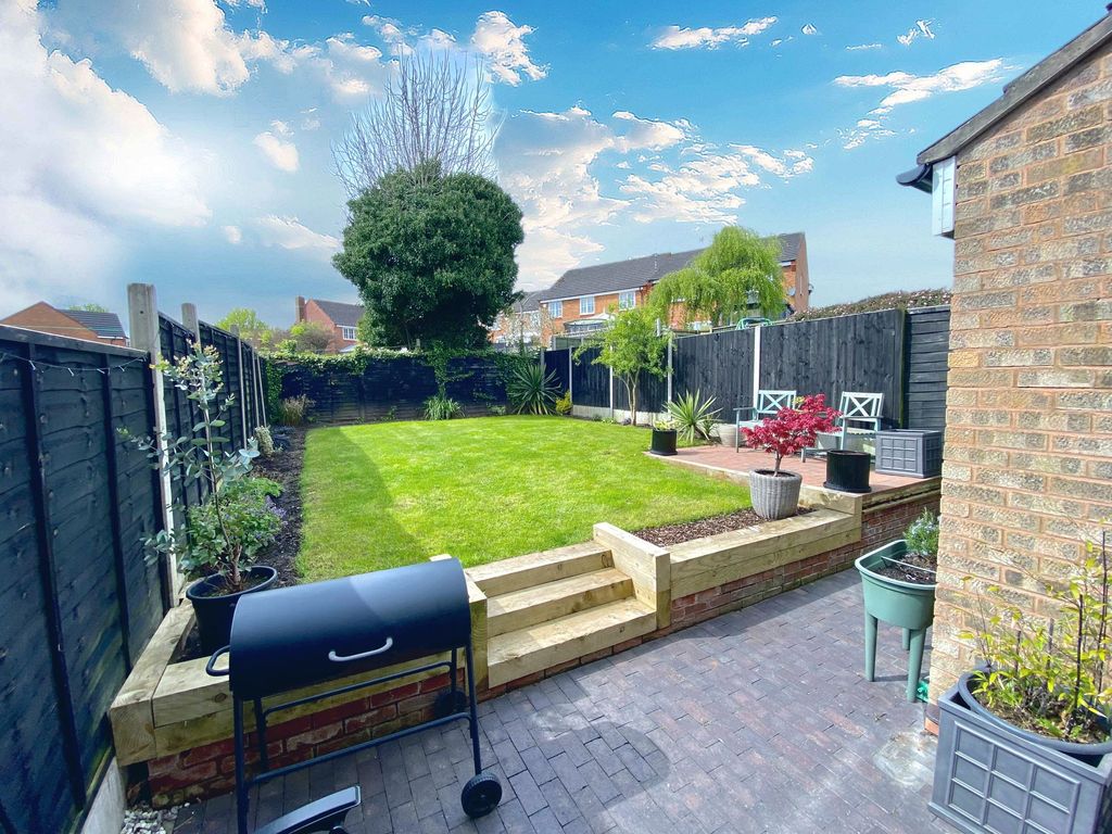 3 bed semidetached house for sale in Portland Drive, Nuneaton CV10, £