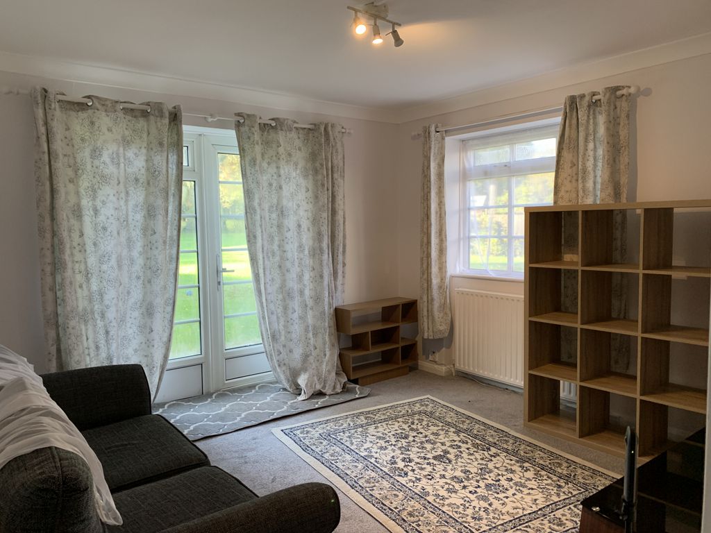 2 bed flat to rent in Garden Close, Ruislip Manor, Ruislip HA4, £1,500