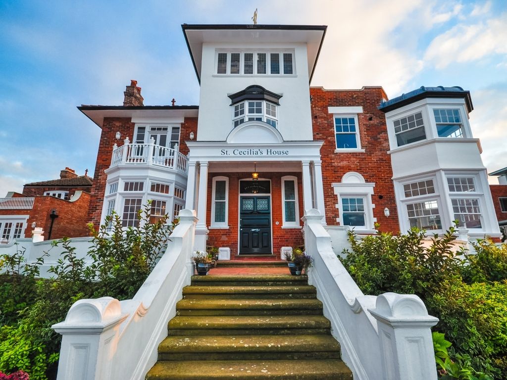 2 bed flat to rent in Sea Road, WestgateOnSea CT8, £1,250 pcm Zoopla