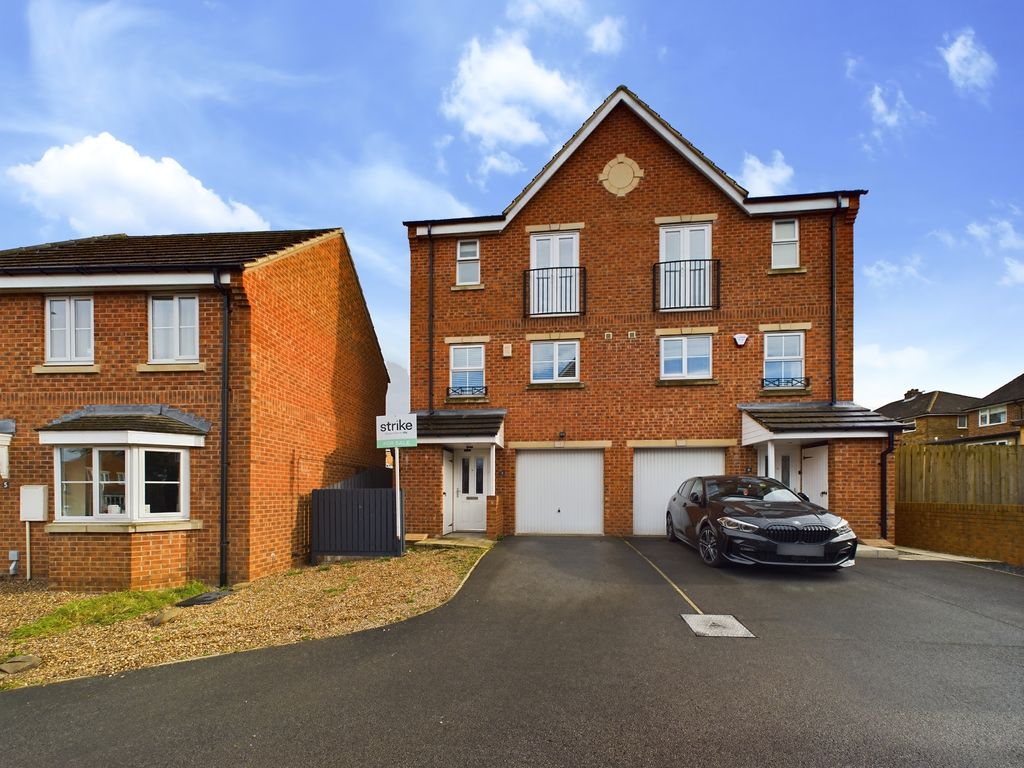 4 bed semidetached house for sale in Primrose Way, Horbury, Wakefield