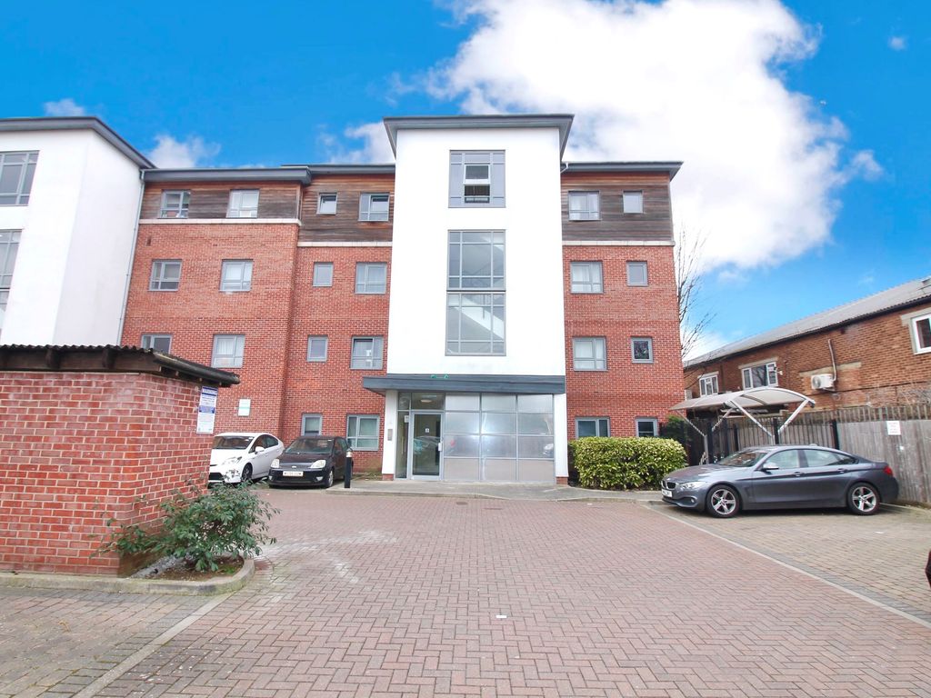 2 bed flat for sale in Riverside Close, Romford, Essex RM1 Zoopla