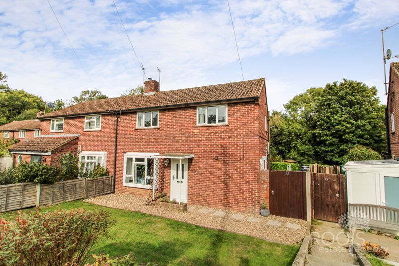 3 bed semidetached house for sale in Rowlands Copse, Midgham, Reading