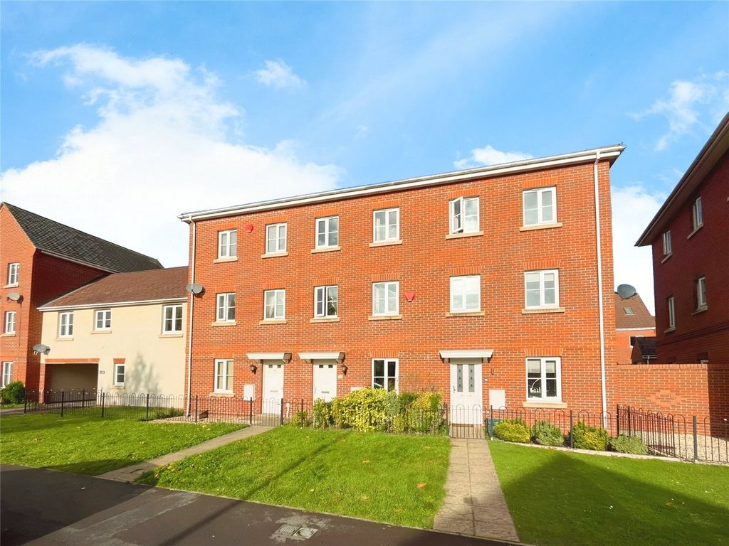 4 bed terraced house to rent in Urquhart Road, Thatcham, Berkshire RG19