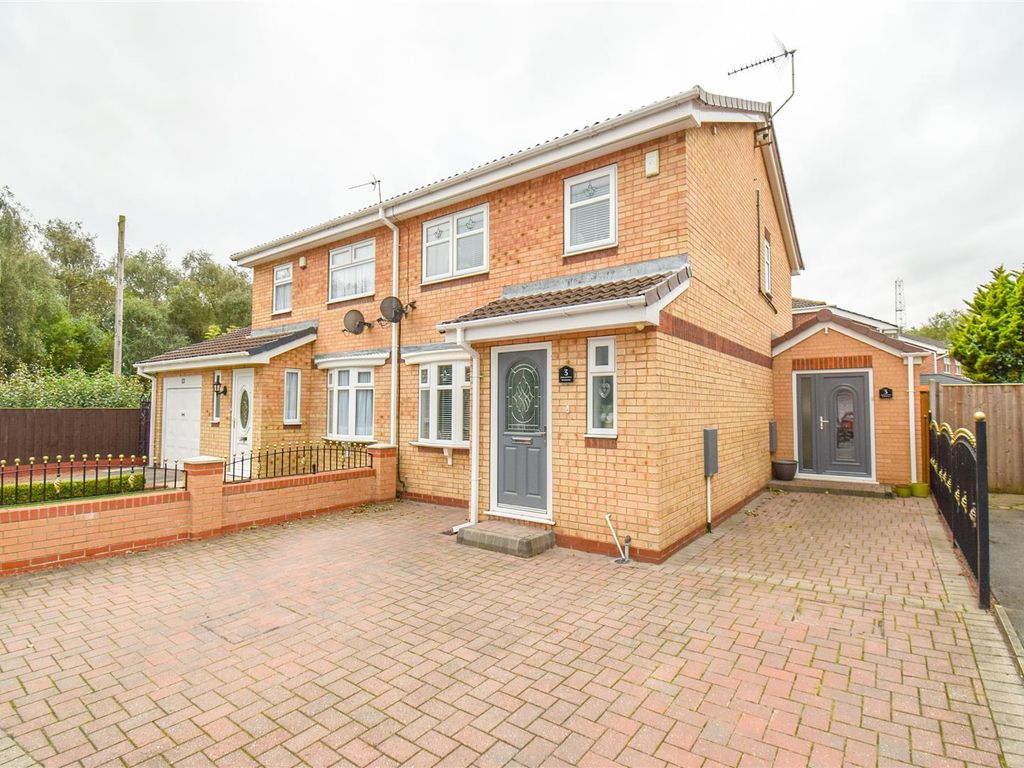3 bed semidetached house for sale in Swallowfield Drive, Hull HU4, £