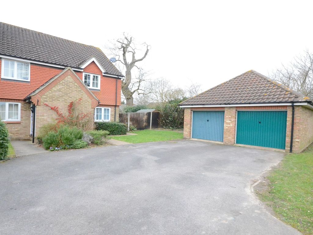 2 bed terraced house to rent in Macphail Close, Wokingham RG40, £1,650