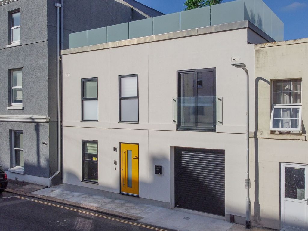 St James Place West, Plymouth Hoe PL1  