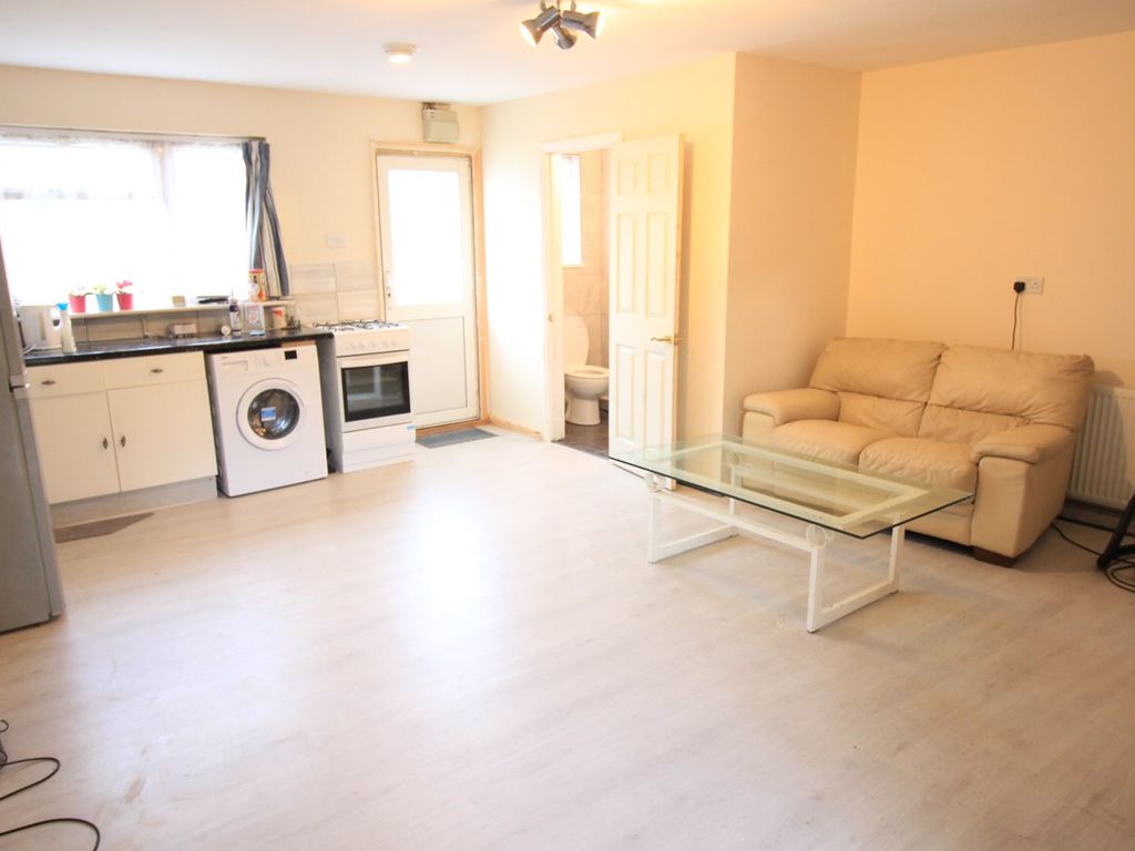 Studio to rent in Greenland Crescent, Southall UB2 Zoopla