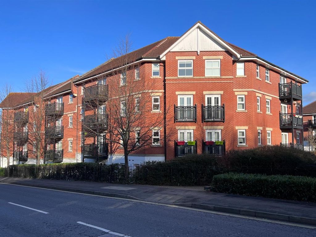 2 bed flat for sale in Bell Chase, Aldershot GU11 Zoopla