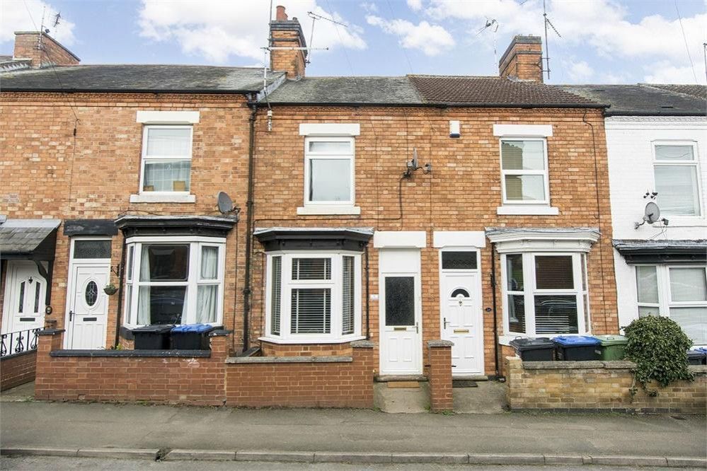 3 bed terraced house to rent in East Street, Market Harborough LE16, £