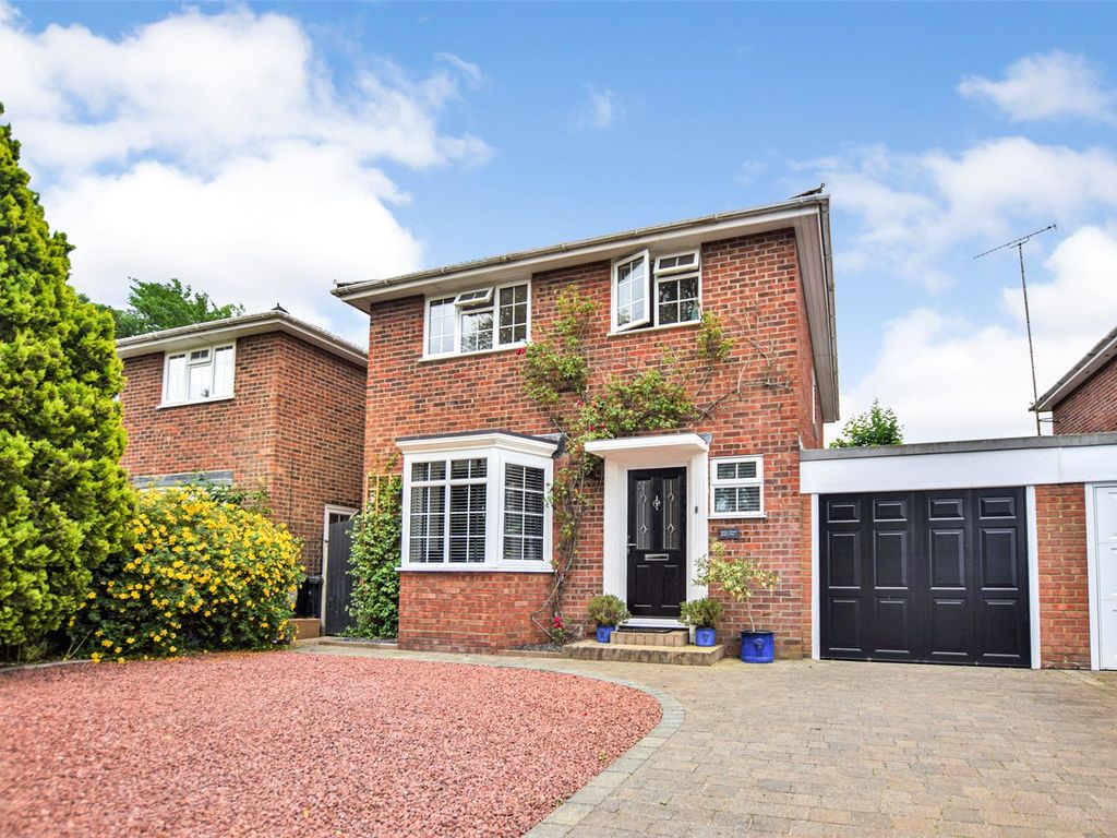 4 bed linkdetached house for sale in Spruce Way, Fleet, Hampshire GU51