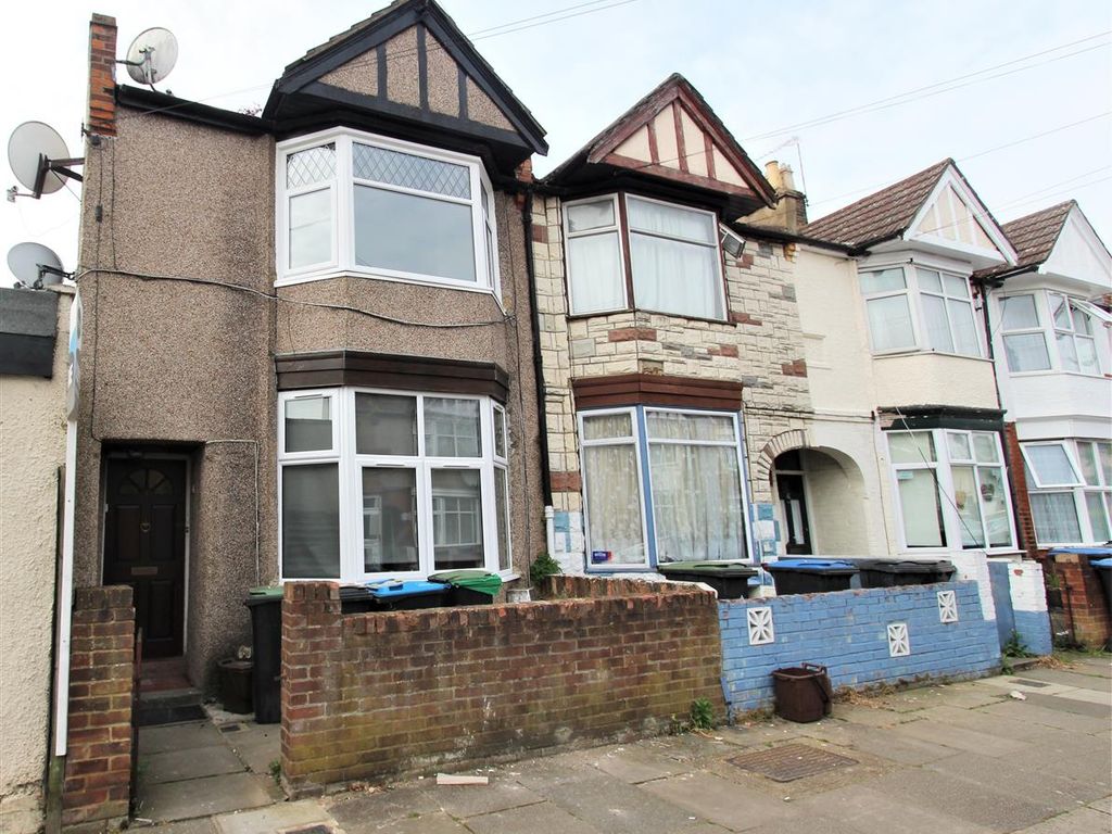 2 bed flat to rent in Wimborne Road, Edmonton N9, £1,500 pcm Zoopla