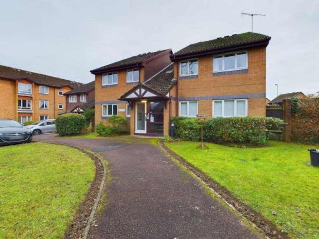 2 bed property for sale in Chesterton Court, Horsham RH13, £140,000