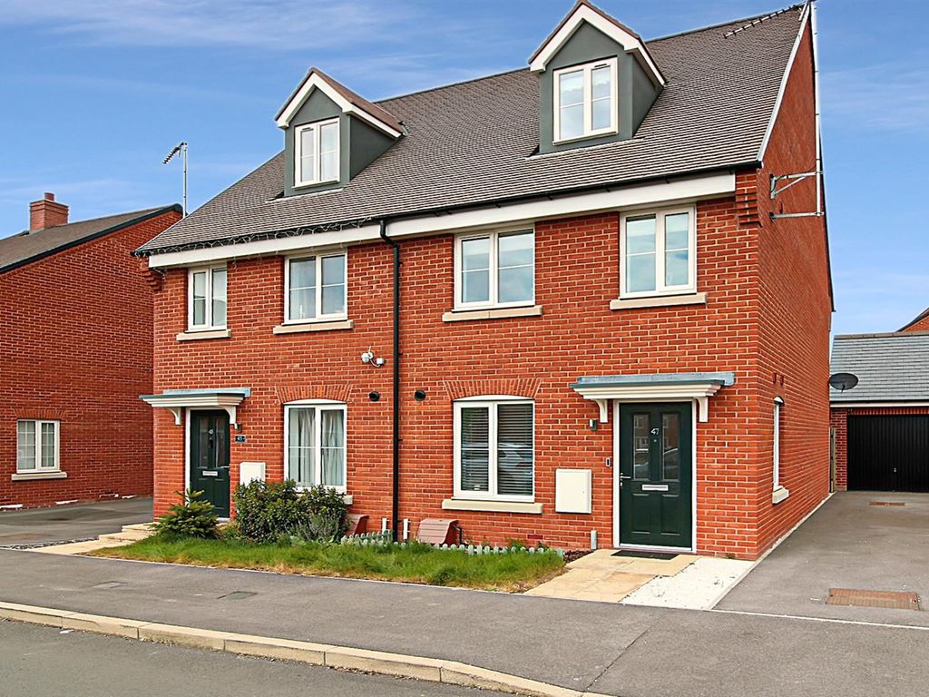 3 bed semidetached house for sale in Moore Crescent, Aylesbury HP18, £