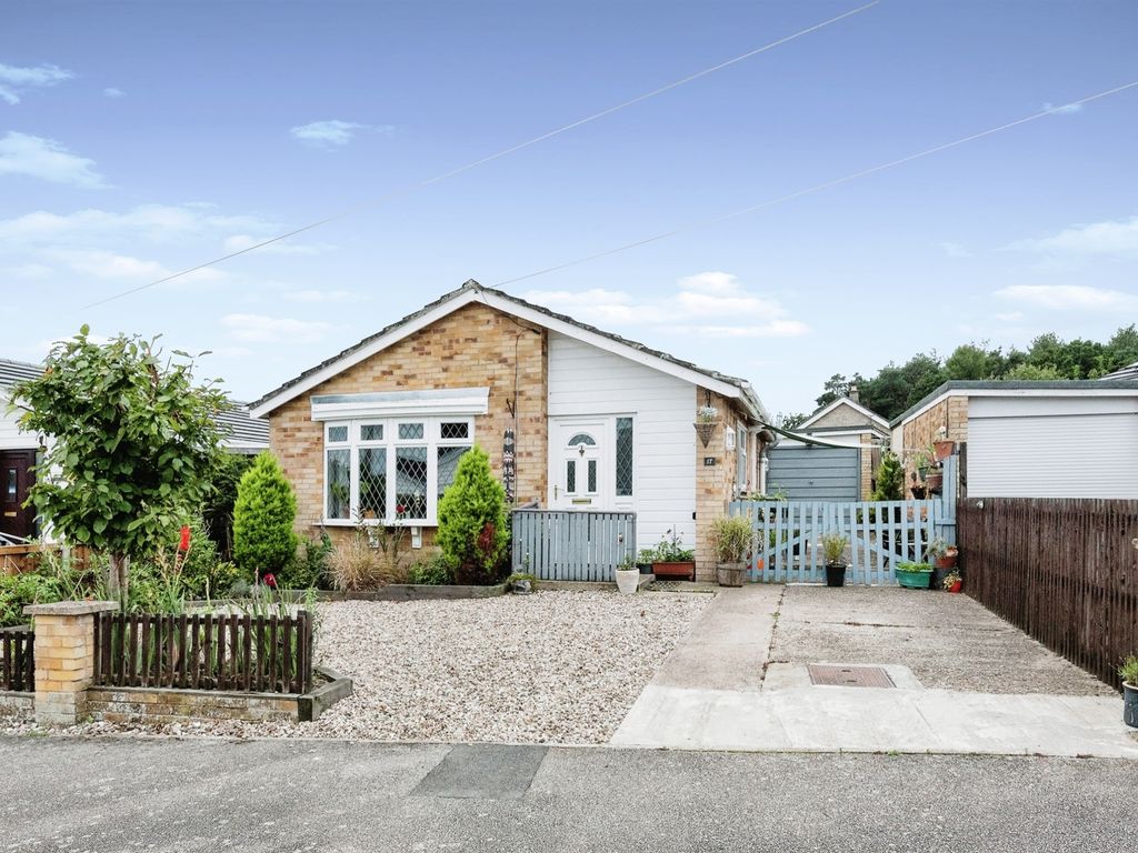 2 bed detached bungalow for sale in Oaklands Drive, Brandon IP27, £