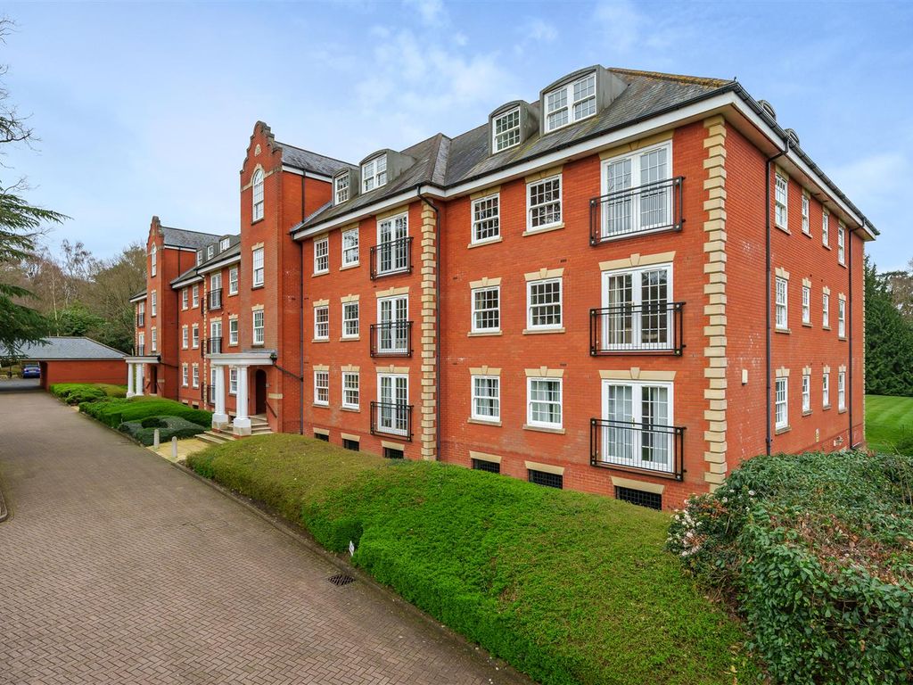 3 bed flat for sale in Keephatch House, Montague Close, Wokingham