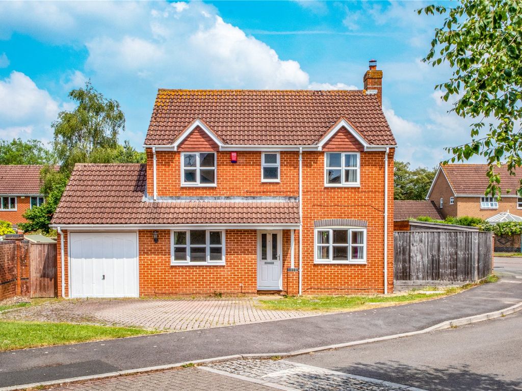 4 bed detached house to rent in Chatsworth Road, Abbeymeads, Swindon