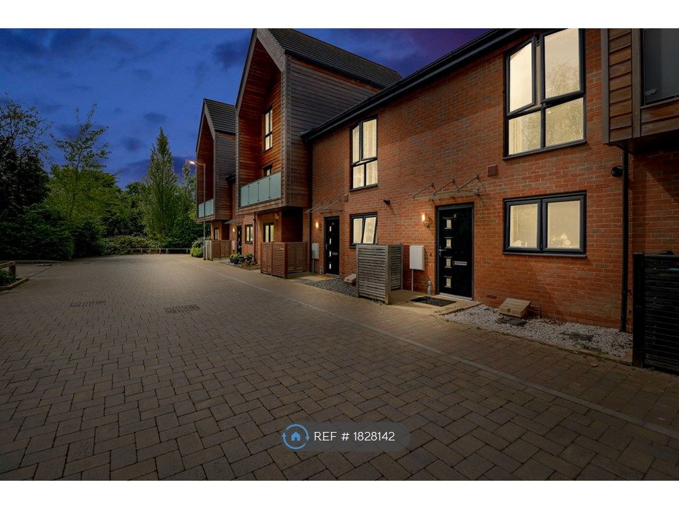 2 bed terraced house to rent in Brooks Mews, Aylesbury HP19, £1,450 pcm