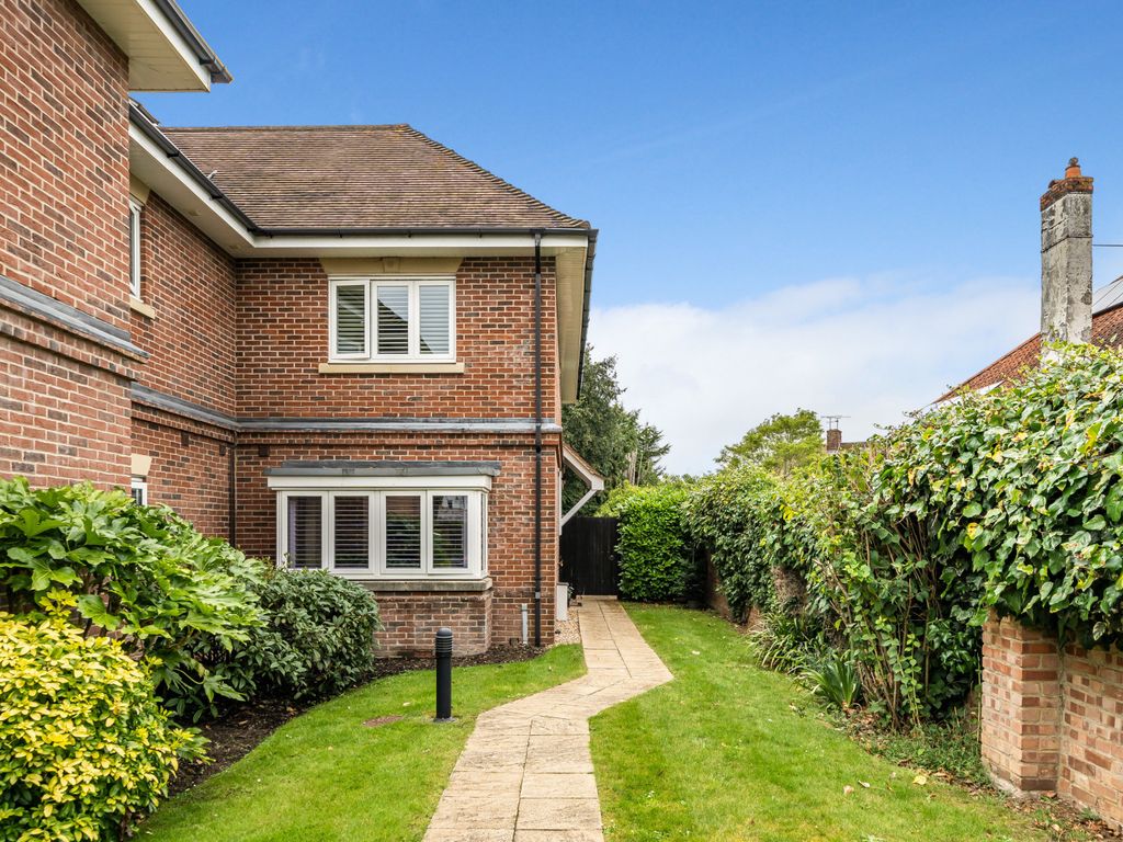 3 bed end terrace house for sale in Shortheath Road, Farnham GU9, £