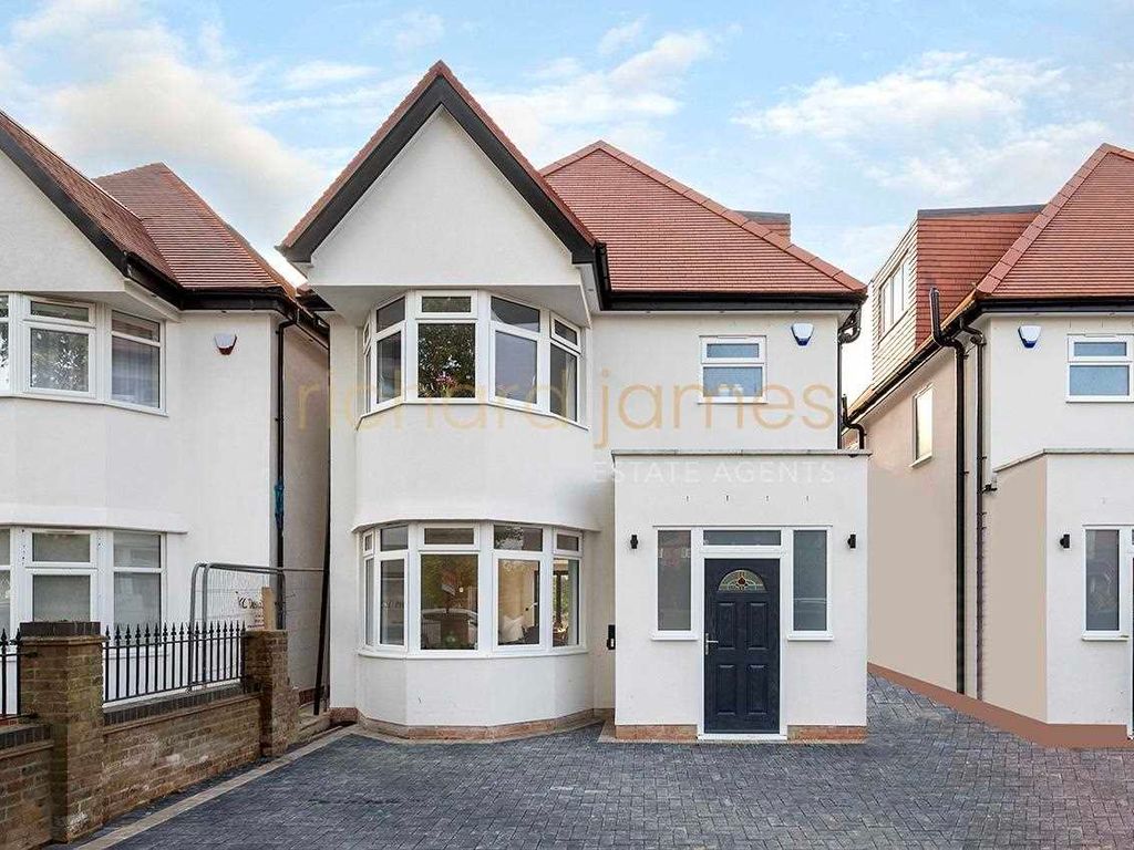 4 bed detached house for sale in Lyndhurst Avenue, London NW7, £