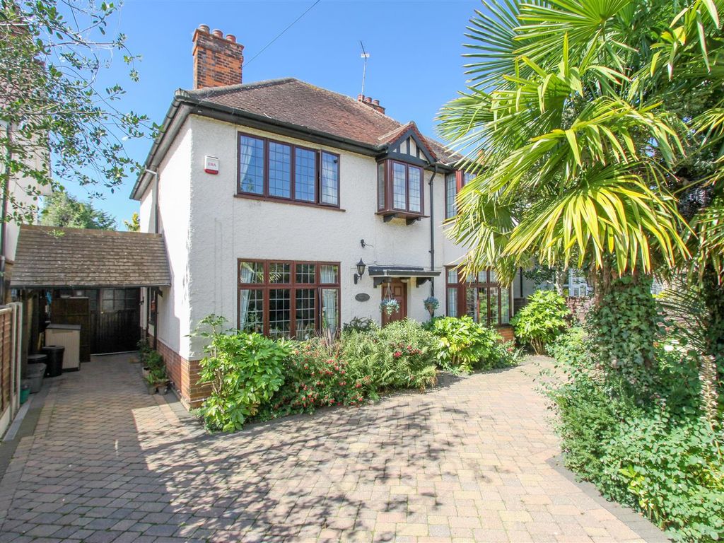 4 bed detached house for sale in Fairfield Road, Uxbridge UB8, £