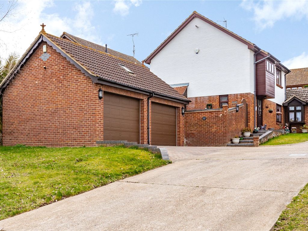 4 bed detached house for sale in Brackendale Avenue, Basildon, Essex