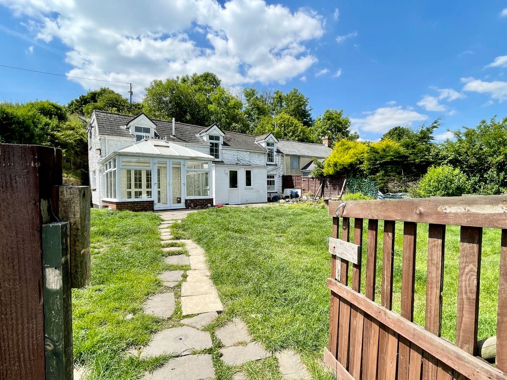 4 bed semidetached house for sale in Winchfawr, Heolgerrig, Merthyr