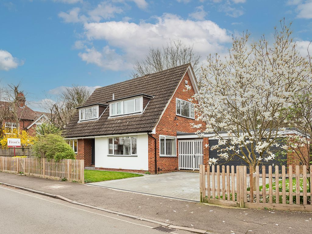 3 bed detached house for sale in Tennyson Road, Harpenden