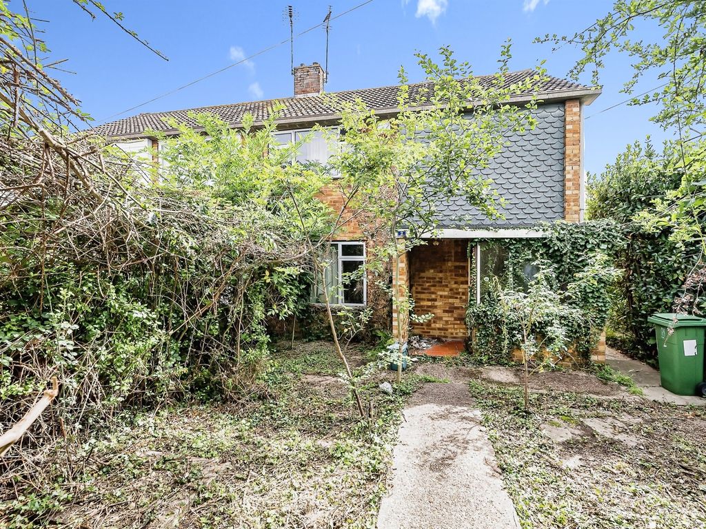 3 bed semidetached house for sale in Eastfield Road, Aylesbury HP20, £