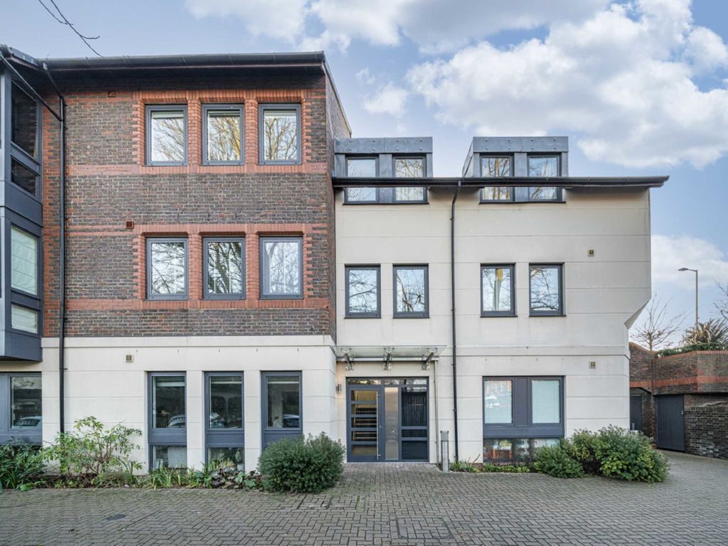 2 bed flat to rent in Old Lodge Place, St Margarets, Twickenham TW1, £