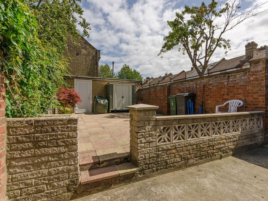 3 bed property for sale in Wellington Road, Walthamstow, London E17