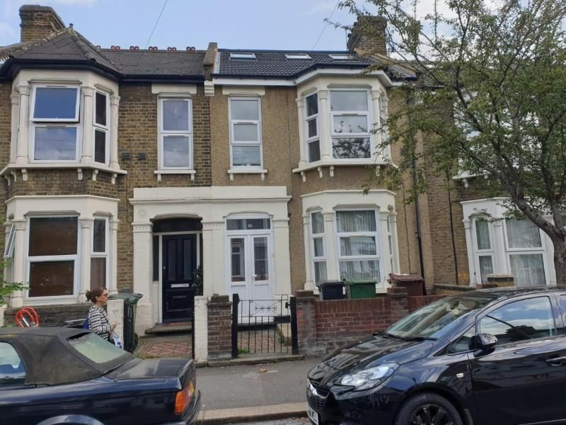 Room to rent in Warren Road, London E10, £800 pcm Zoopla