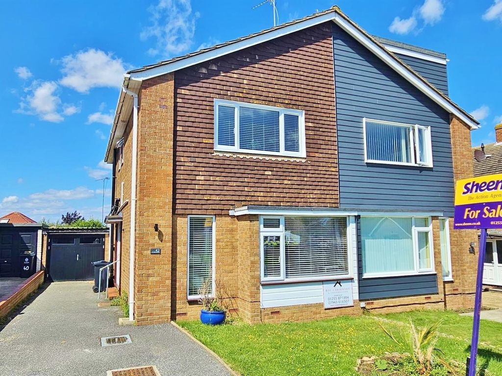 4 bed semidetached house to rent in Columbine Gardens, Walton On The