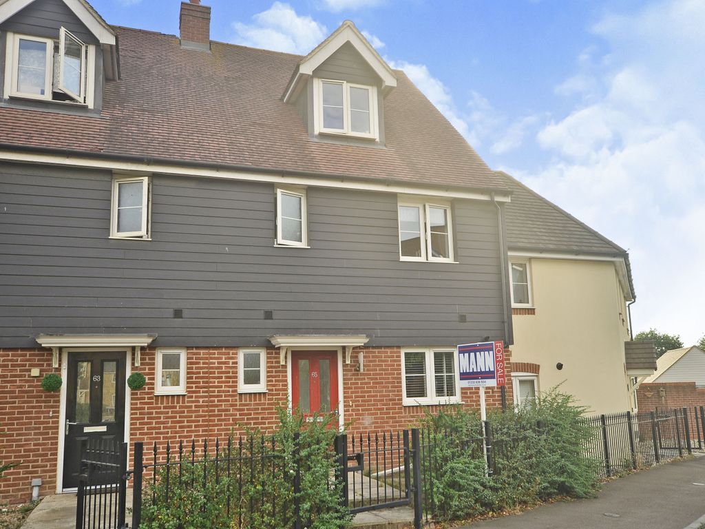 4 bed semidetached house for sale in Ryeland Way, Kingsnorth, Ashford