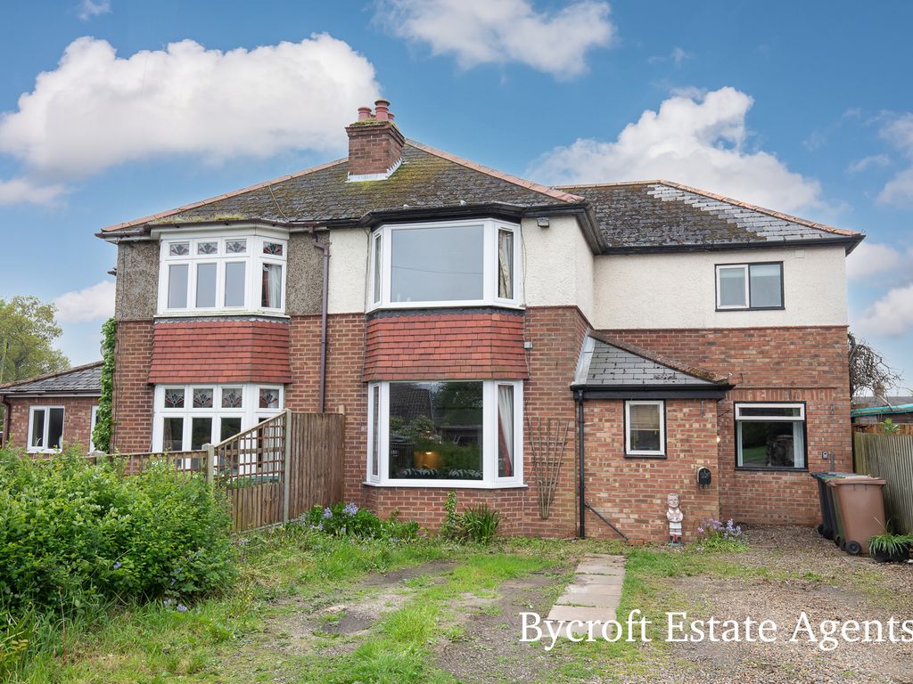 4 bed semidetached house for sale in North Road, Hemsby, Great