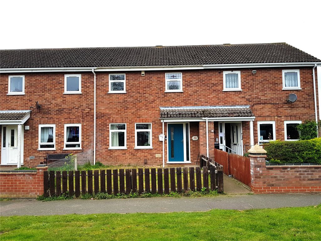 3 bed terraced house for sale in The Close, Bradwell, Great Yarmouth