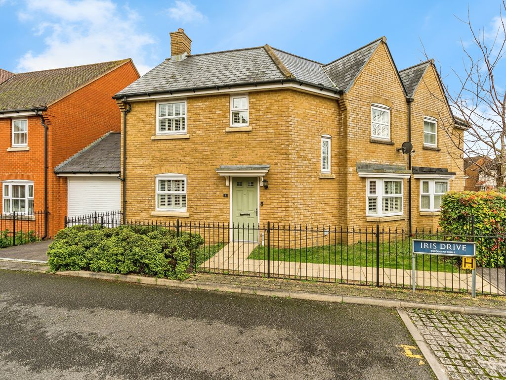 3 bed semidetached house for sale in Iris Drive, Sittingbourne, Kent