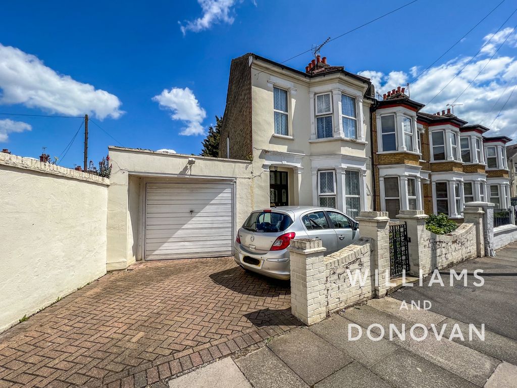 3 bed semidetached house for sale in Lancaster Gardens, SouthendOn