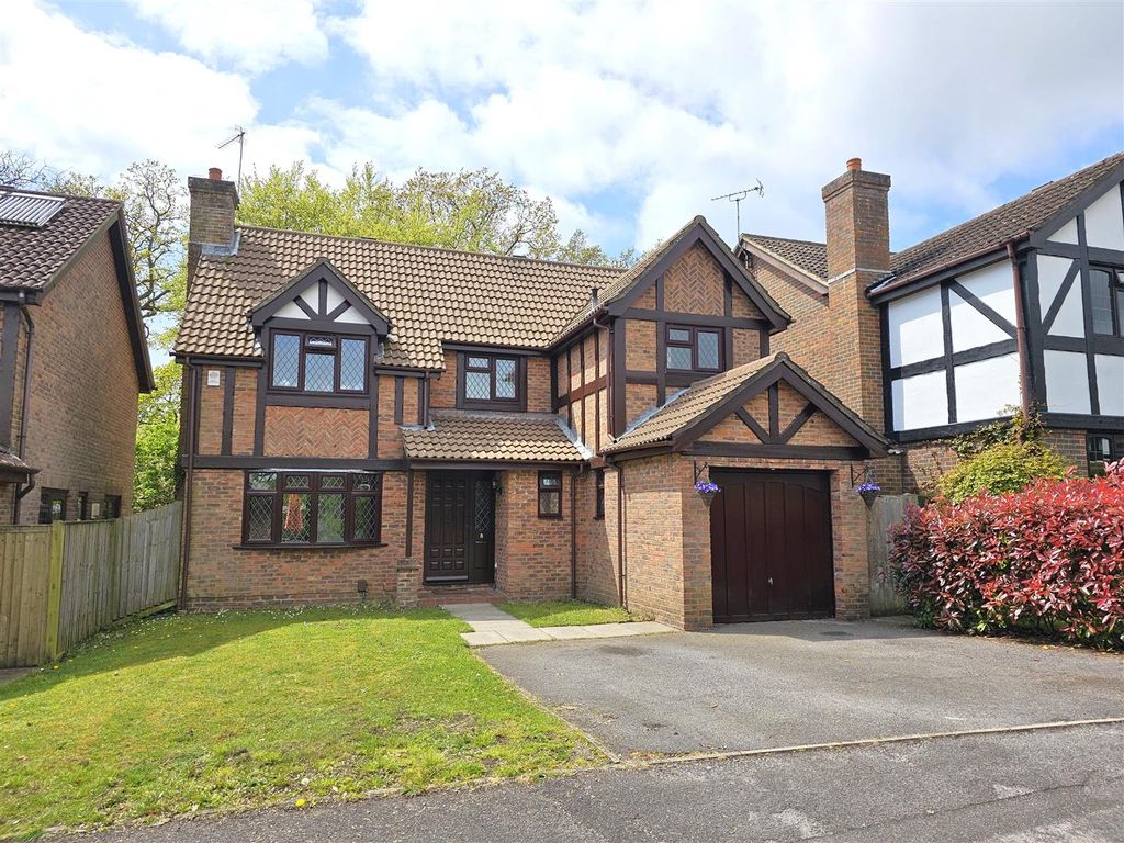 4 Bed Detached House For Sale In Highnam Gardens Sarisbury Green