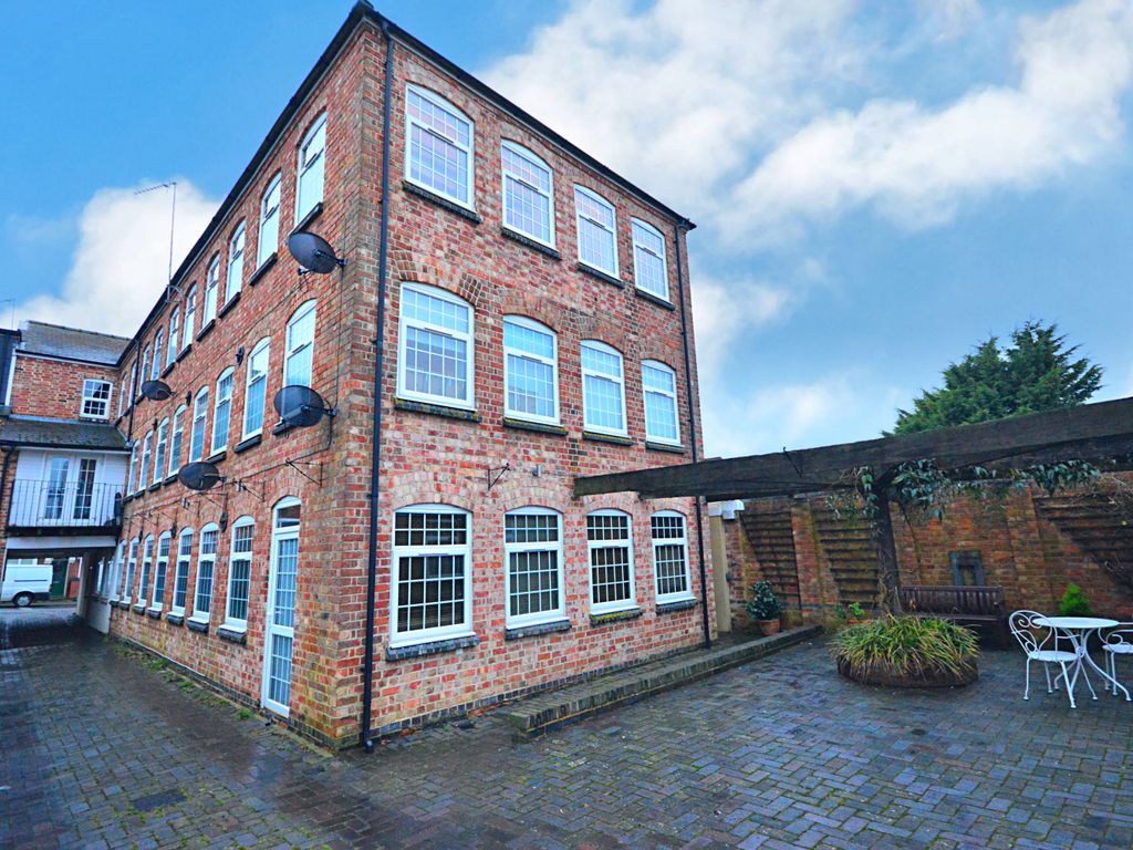 2 bed flat to rent in Harborough Road, Rushden NN10, £795 pcm Zoopla