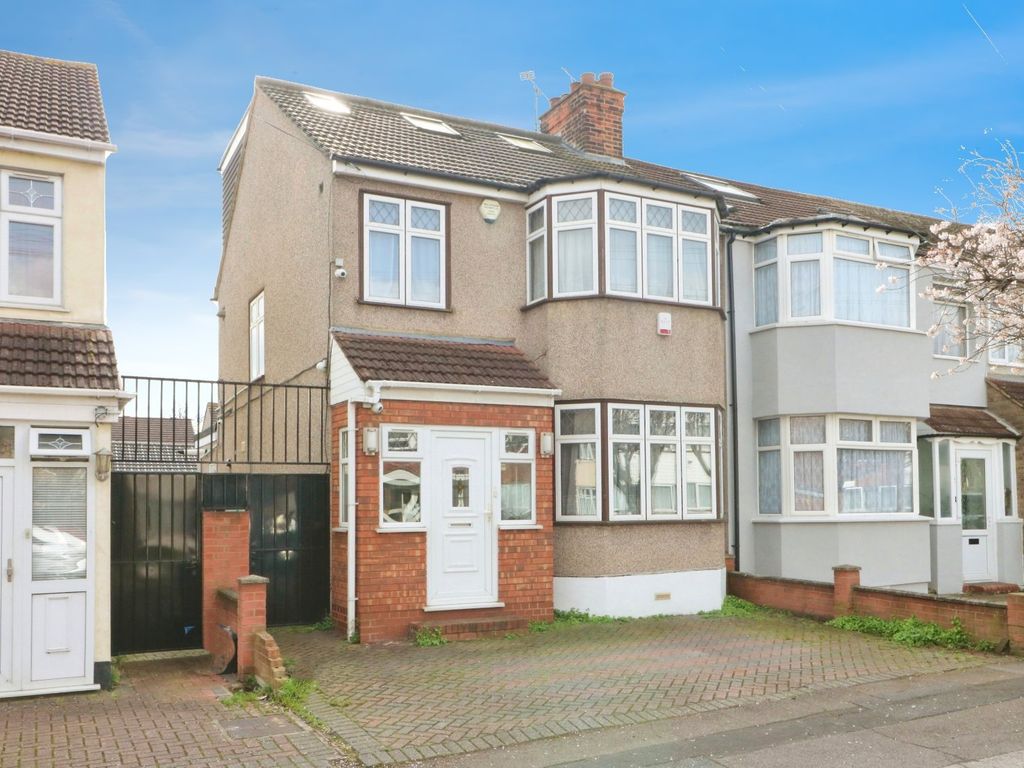 4 bed end terrace house for sale in Staines Road, Ilford IG1, £600,000