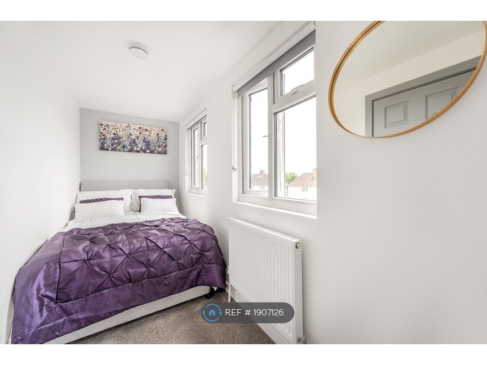 Room to rent in Tennyson Close, Feltham TW14, £775 pcm Zoopla