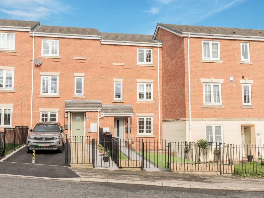 3 bed town house for sale in New Forest Way, Middleton, Leeds LS10, £