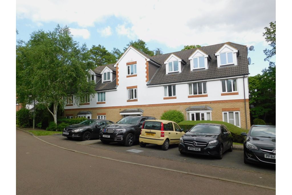 1 bed flat to rent in Alexandra Gardens, Knaphill, Woking GU21 Zoopla