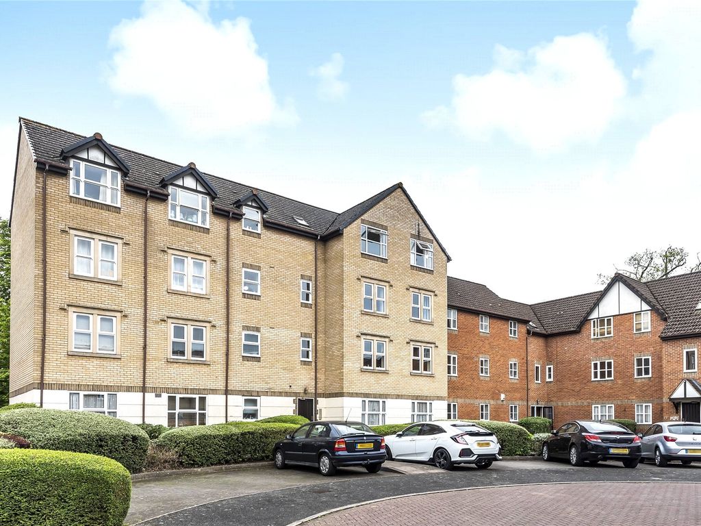 2 bed flat to rent in Charnwood House, Rembrandt Way, Reading