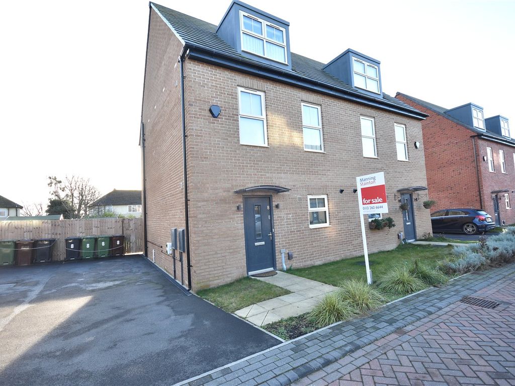 4 bed semidetached house for sale in Chantrey Close, Leeds, West