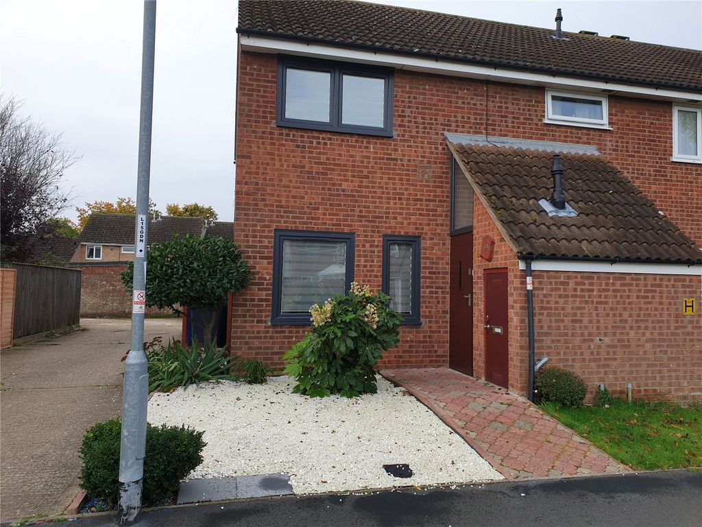 3 bed end terrace house to rent in Waveney Road, St. Ives