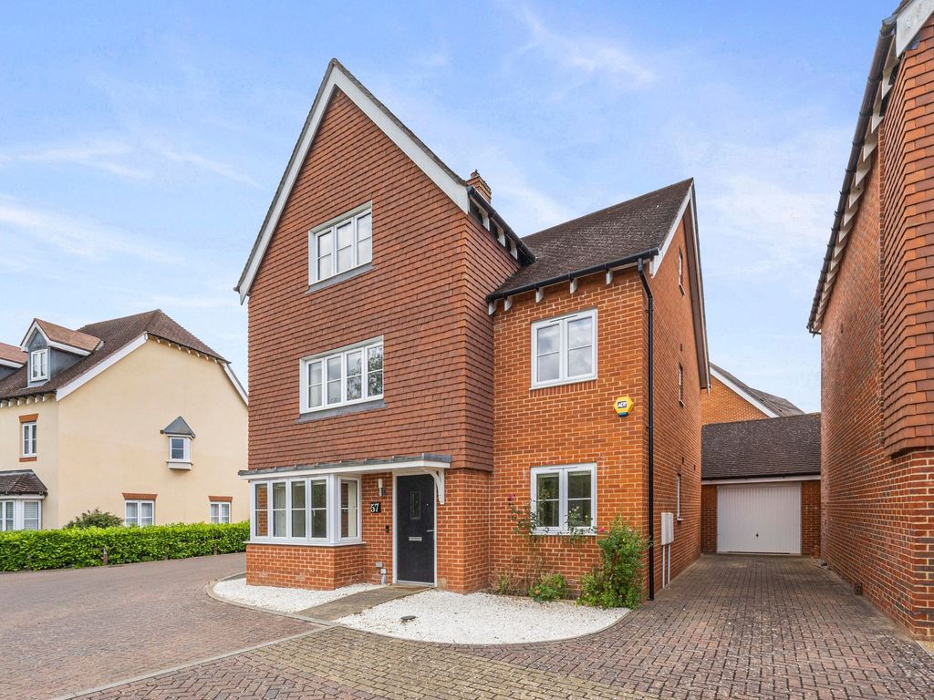 6 bed detached house for sale in Whittaker Drive, Horley RH6, £784,000