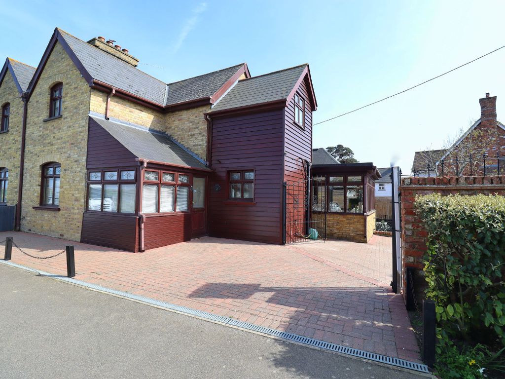 4 bed semidetached house for sale in Cliffsend Farm Cottages