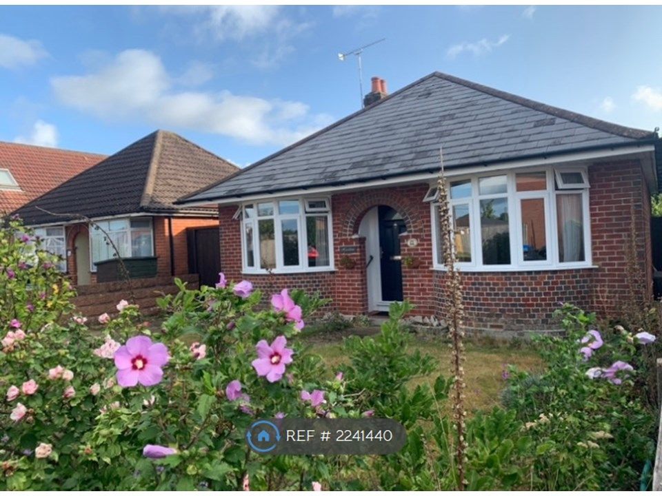 2 bed bungalow to rent in Stannington Crescent, Totton SO40, £1,400 pcm